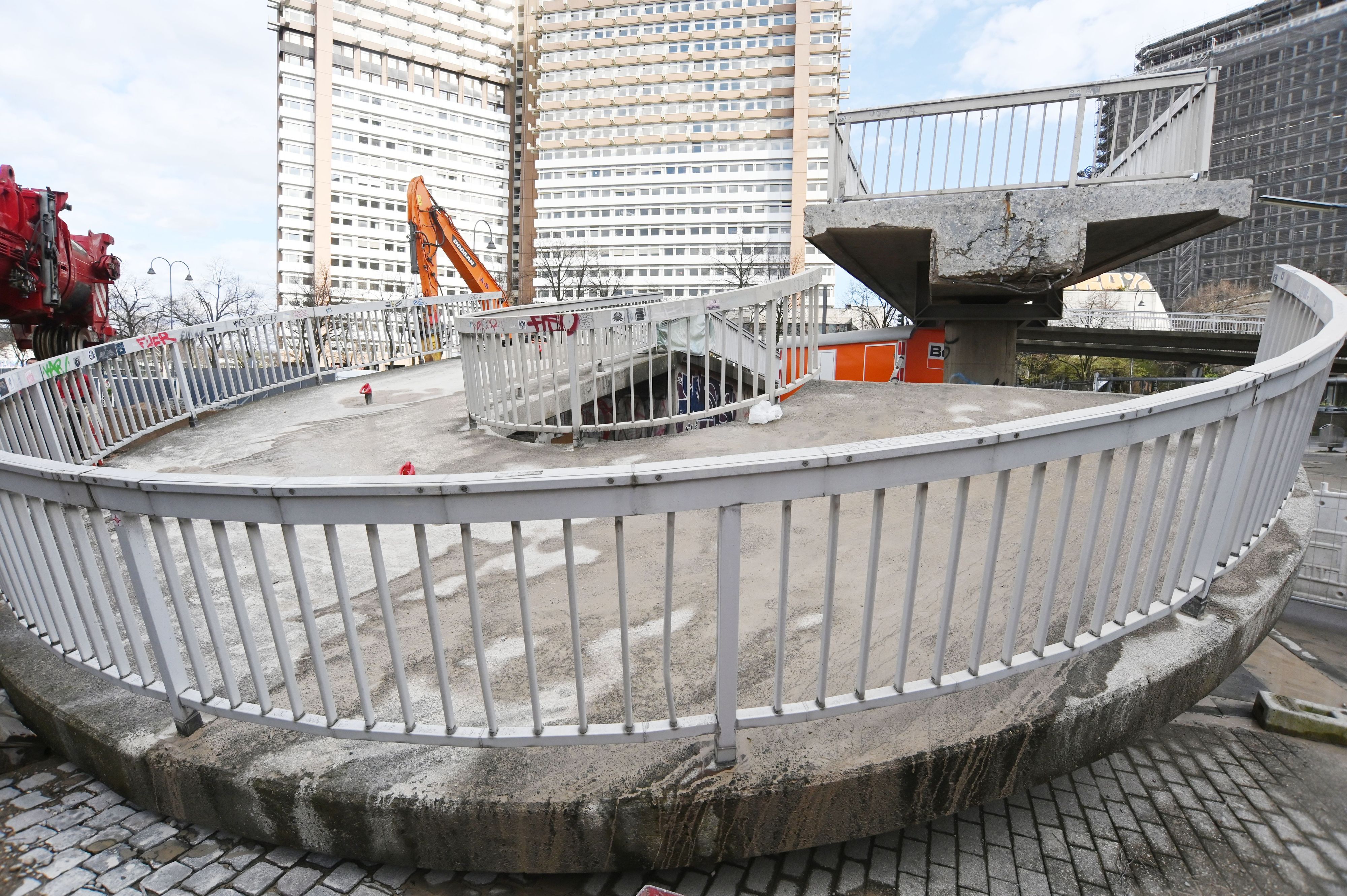 Der Aufgang zur Fußgängerbrücke über die Luxemburger Straße an der Ecke Greinstraße wird abgerissen.
