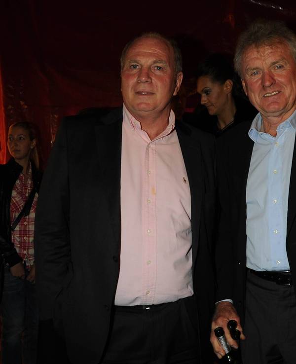 Sepp Maier (rechts) neben Uli Hoeneß bei einem Event.