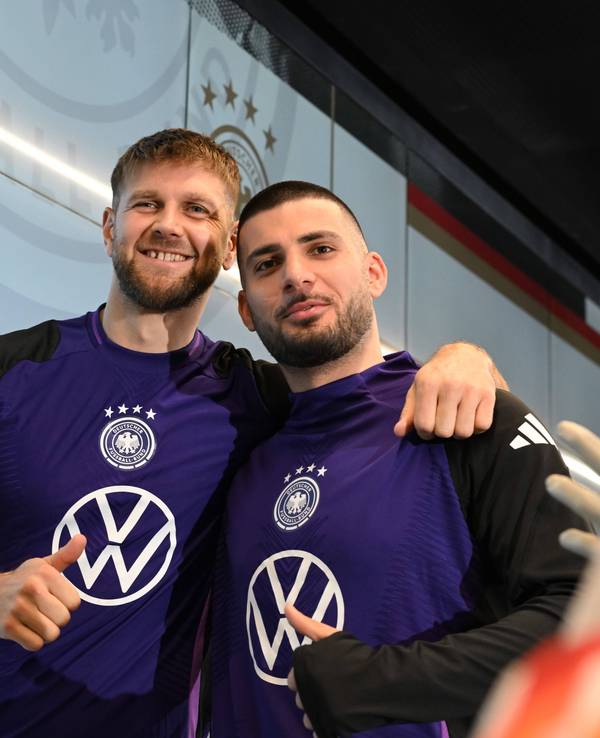 Niclas Füllkrug und Deniz Undav bei der Pressekonferenz posieren für ein Foto.