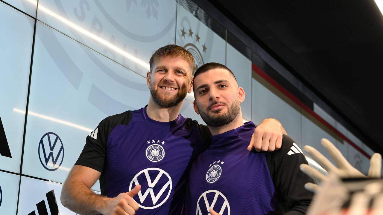 Niclas Füllkrug und Deniz Undav bei der Pressekonferenz posieren für ein Foto.