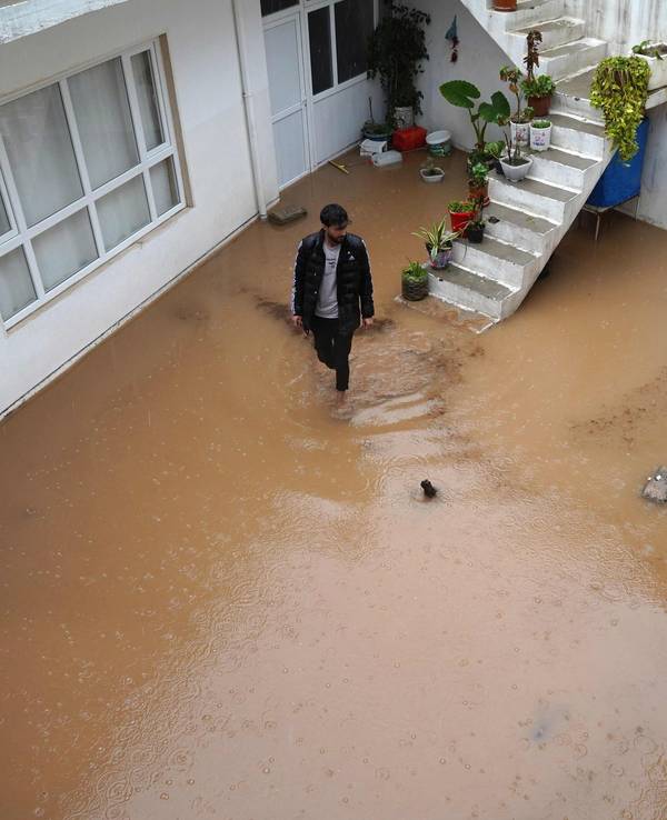Das Foto zeigt einen überfluteten Hinterhof im irakischen Dohuk Mitte März: Mit fiktiven Wettervorhersagen aus dem Jahr 2050 wollen Kinder gemeinsam mit den UN vor der Klimakrise warnen.