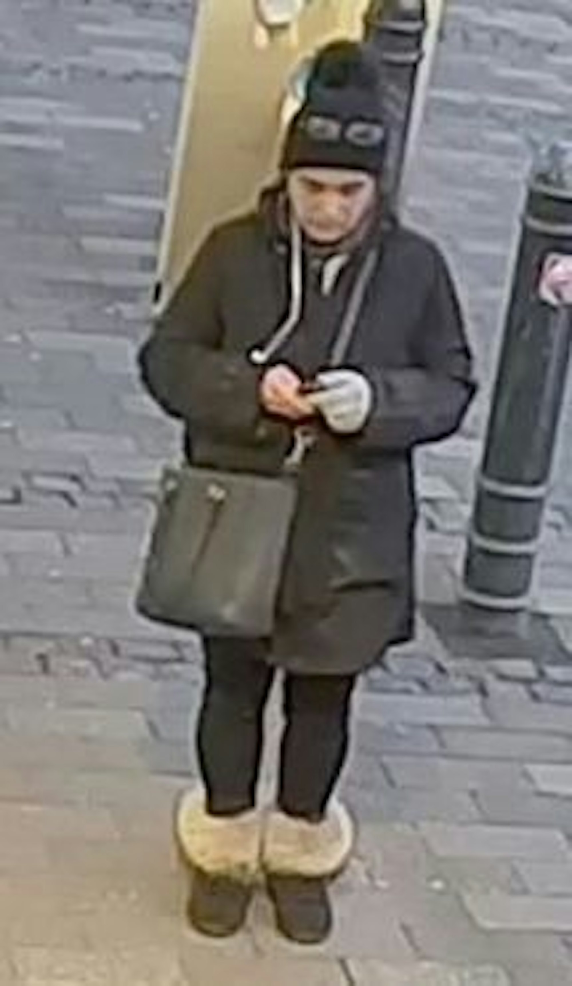 Foto einer gesuchten Frau in schwarzer Kleidung.