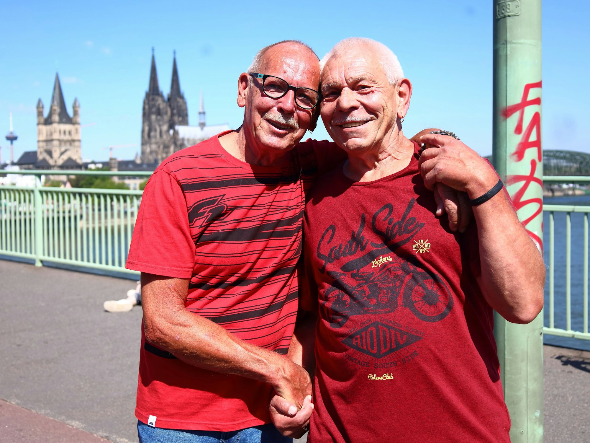 Hans Walter und Paul Herbert stehen auf der Deutzer Brücke.