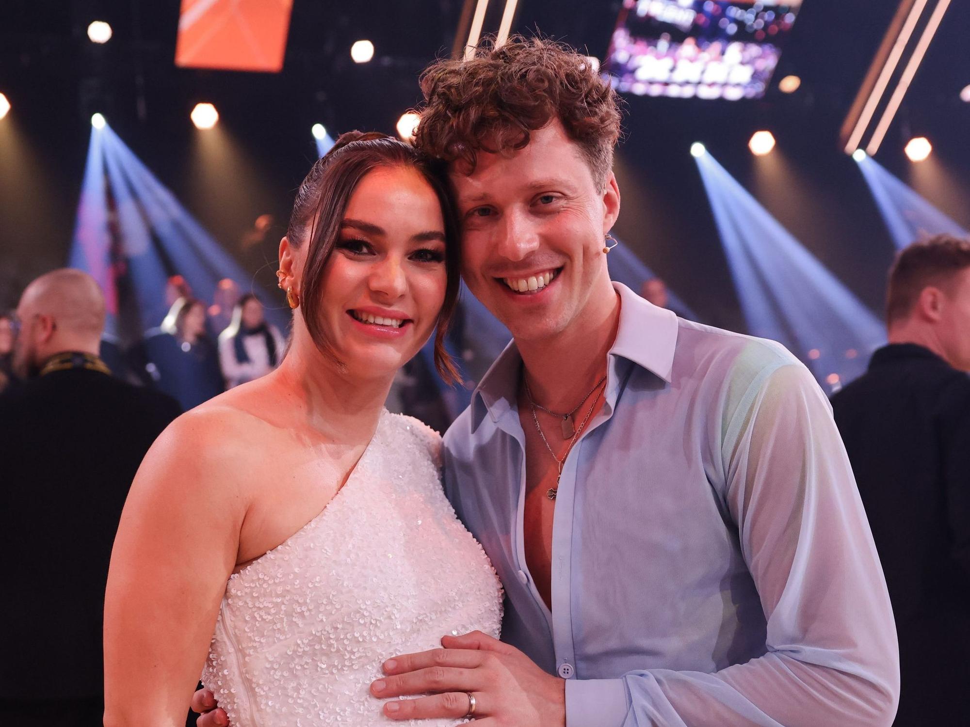 Die schwangere Profitänzerin Renata Lusin und ihr Mann Valentin Lusin, Profitänzer, stehen in der Kennenlernshow der RTL-Tanzshow ·Let's Dance· zum Auftakt der neuen Staffel auf dem Parkett im Coloneum