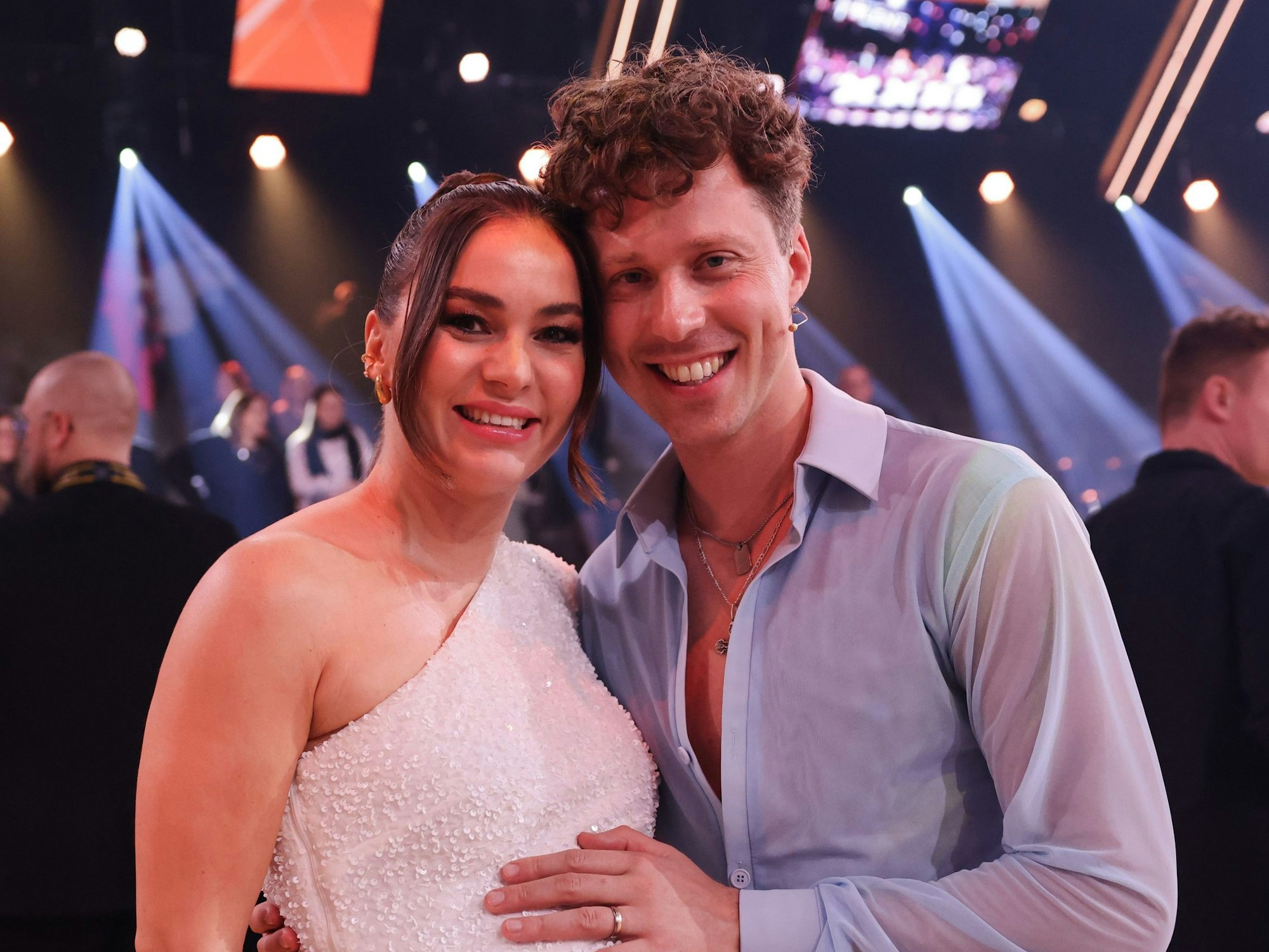 Die schwangere Profitänzerin Renata Lusin und ihr Mann Valentin Lusin, Profitänzer, stehen in der Kennenlernshow der RTL-Tanzshow ·Let's Dance· zum Auftakt der neuen Staffel auf dem Parkett im Coloneum