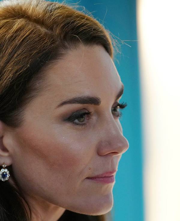 Prinzessin Kate schaut zur seite.
