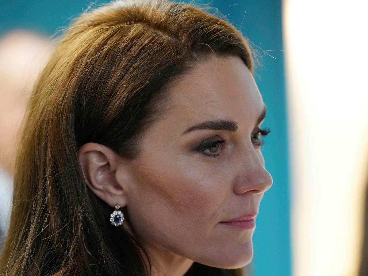 Prinzessin Kate schaut zur seite.