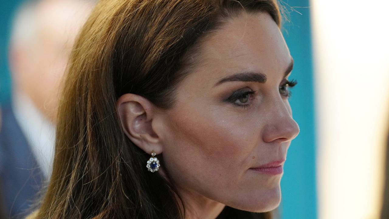 Prinzessin Kate schaut zur seite.