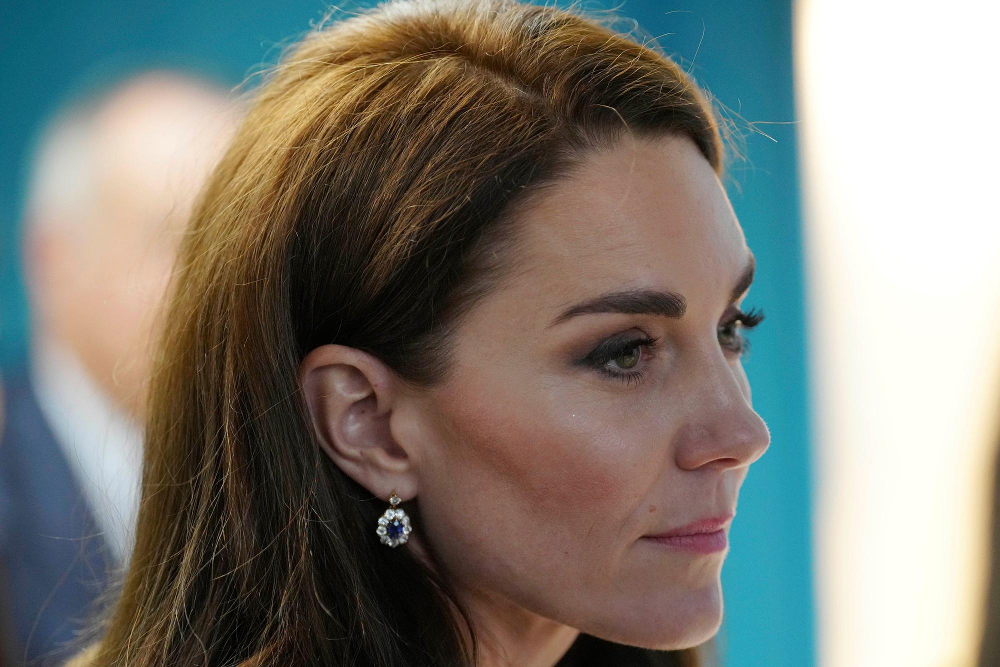 Prinzessin Kate schaut zur seite.