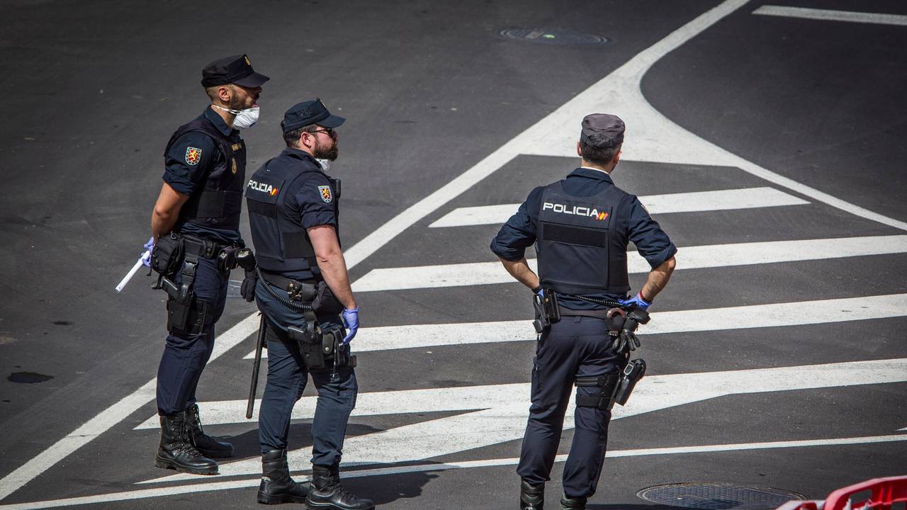 Polizisten mit Atemschutzmasken stehen vor dem Hotel H10 Costa Adeje Palace auf Teneriffa.