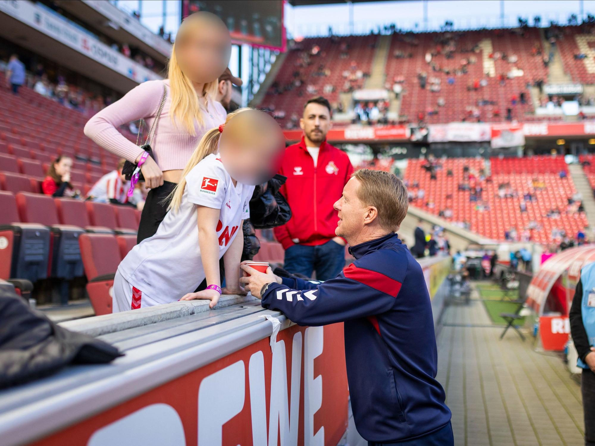 FC-Trainer Timo Schultz am 3. März 2024 mit seinen beiden Töchtern im Rhein-Energie-Stadion.
