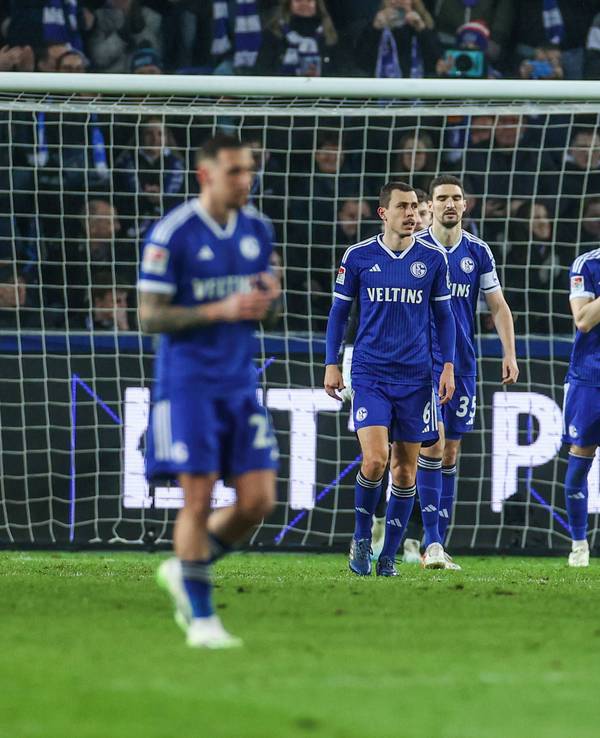 Ron Schallenberg, Marcin Kaminski und Timo Baumgartl machen im Schalke-Trikot lange Gesichter.