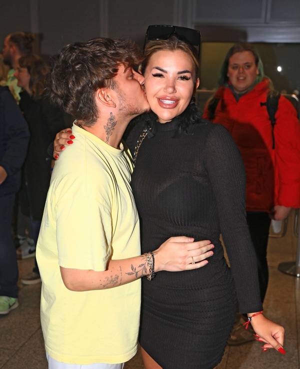 Das Foto zeigt Twenty4Tim und Kim Virginia bei der Rückkehr der Dschungelcamp-Kandidaten auf dem Flughafen Frankfurt am Main.
