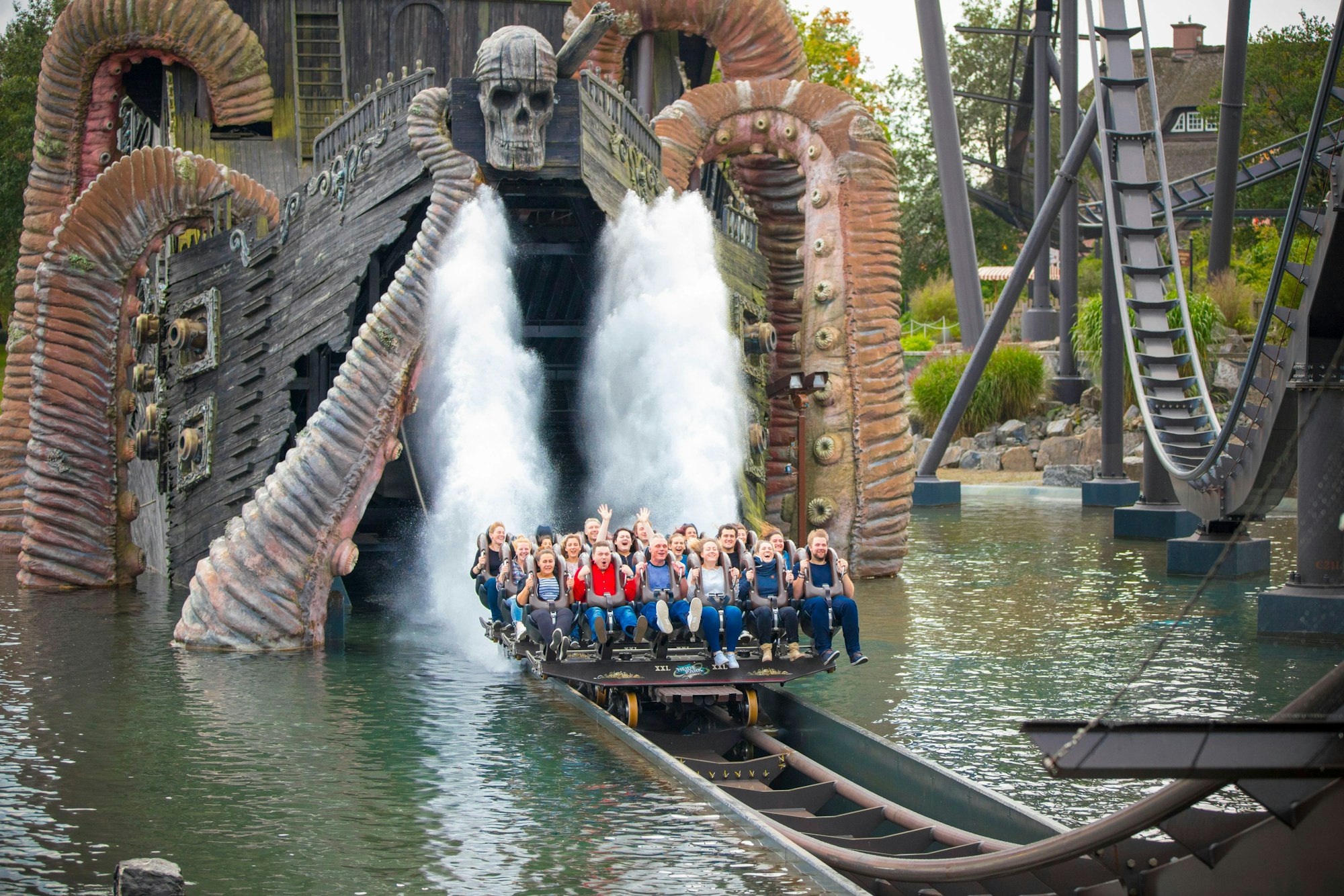 Wildwasserbahn Krake im Heide Park Resort in Soltau mit Fahrgästen.