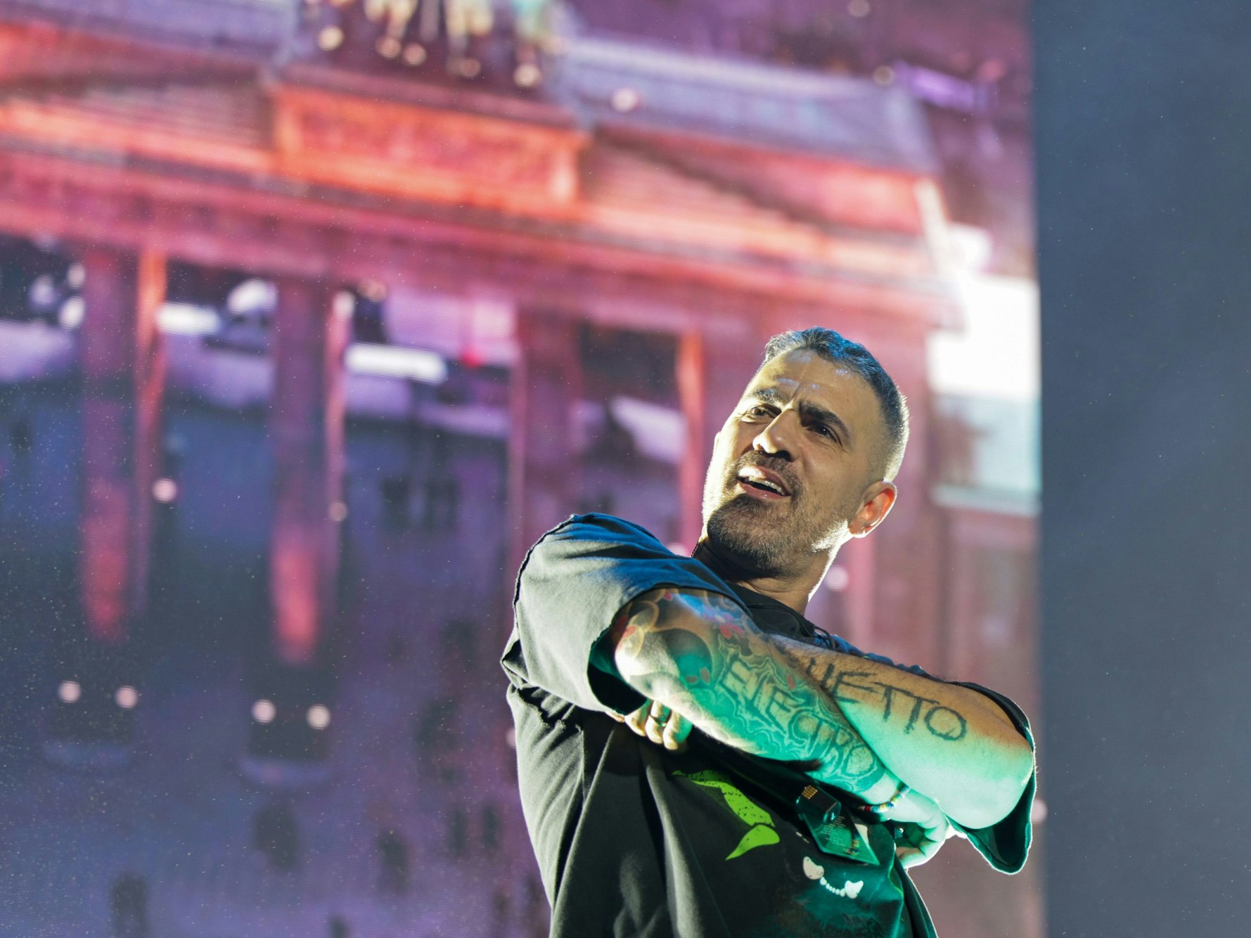 Der Rapper Bushido steht am Donnerstag (21. März) in Berlin während des Konzerts auf der Bühne.
