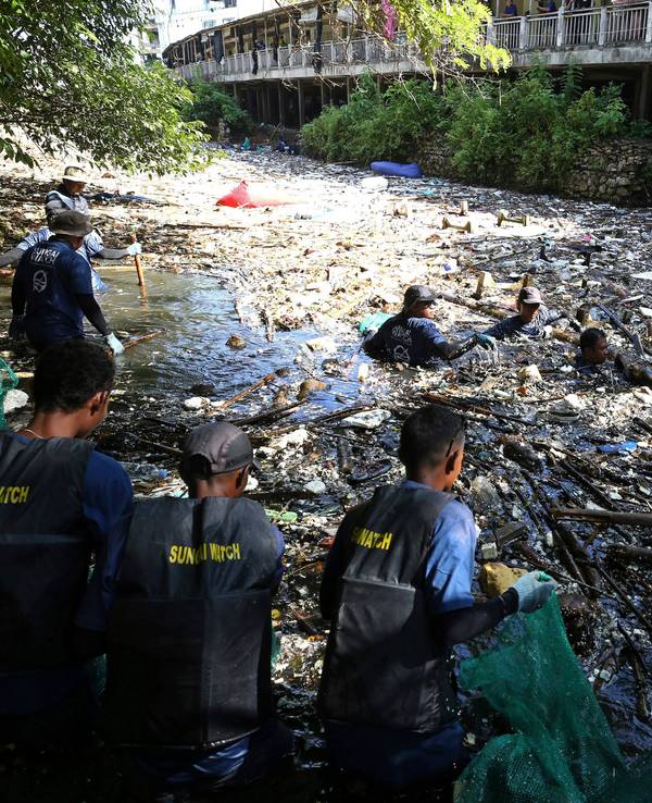 Freiwillige sammeln Müll aus einem Fluss in Pecatu auf Bali auf. Während der Monsunzeit sind einige Flüsse mit Plastikmüll und Unrat übersät. Lokale Behörden und Gemeinden drängen auf ernsthafte Maßnahmen zur Säuberung.