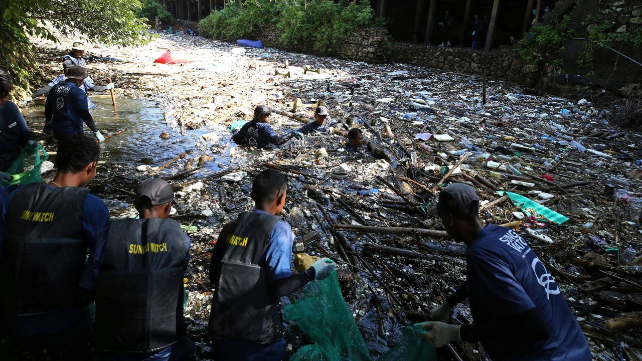 Freiwillige sammeln Müll aus einem Fluss in Pecatu auf Bali auf. Während der Monsunzeit sind einige Flüsse mit Plastikmüll und Unrat übersät. Lokale Behörden und Gemeinden drängen auf ernsthafte Maßnahmen zur Säuberung.