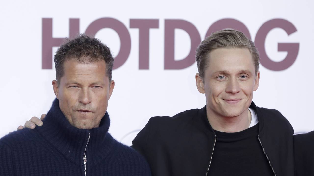 Die Schauspieler Til Schweiger (l) und Matthias Schweighöfer kommen am 09.01.2018 in Berlin zur Weltpremiere des Kinofilms Hot Dog.