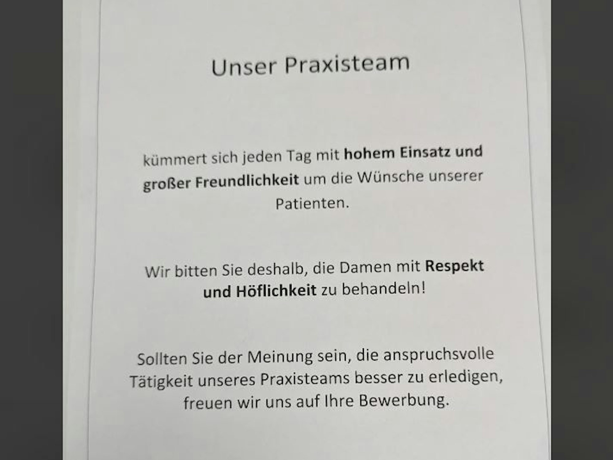 Ein Praxisteam ist wütend auf unfreundliche Patientinnen und Patienten und macht seinem Ärger mit einem Hinweis Luft.