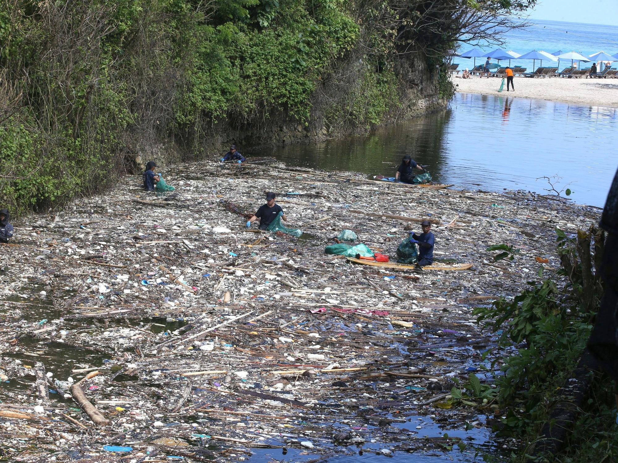 Freiwillige sammeln in Pecatu auf Bali Müll aus einem Fluss. Das Foto wurde am 22. März 2024 aufgenommen.