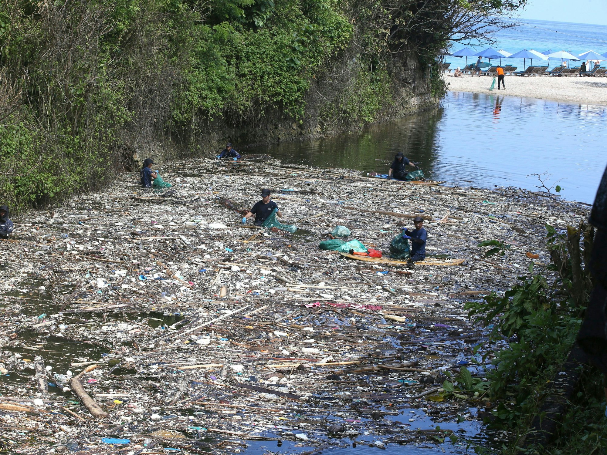 Freiwillige sammeln in Pecatu auf Bali Müll aus einem Fluss. Das Foto wurde am 22. März 2024 aufgenommen.