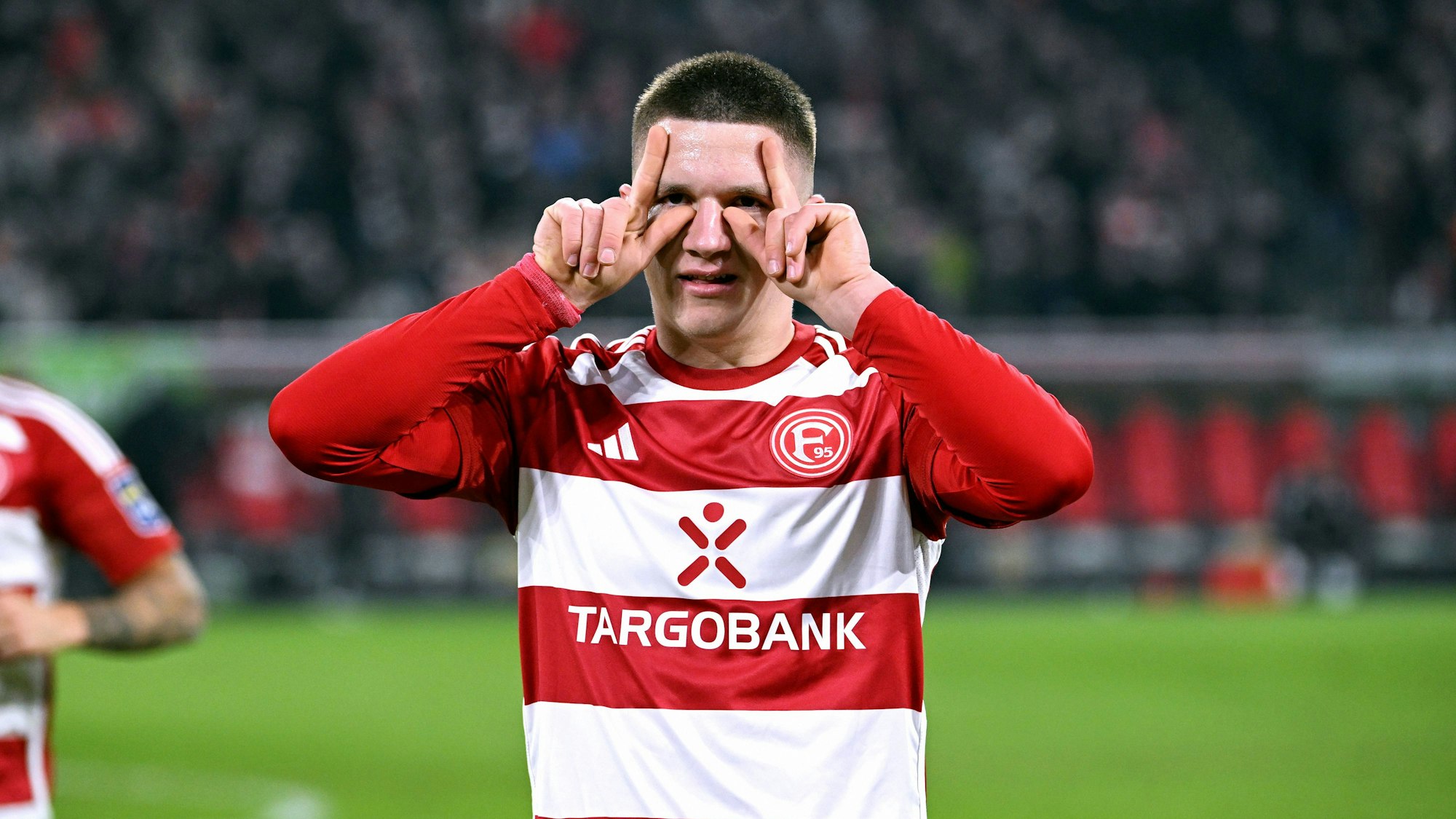 Christos Tzolis jubelt im Trikot von Fortuna Düsseldorf.
