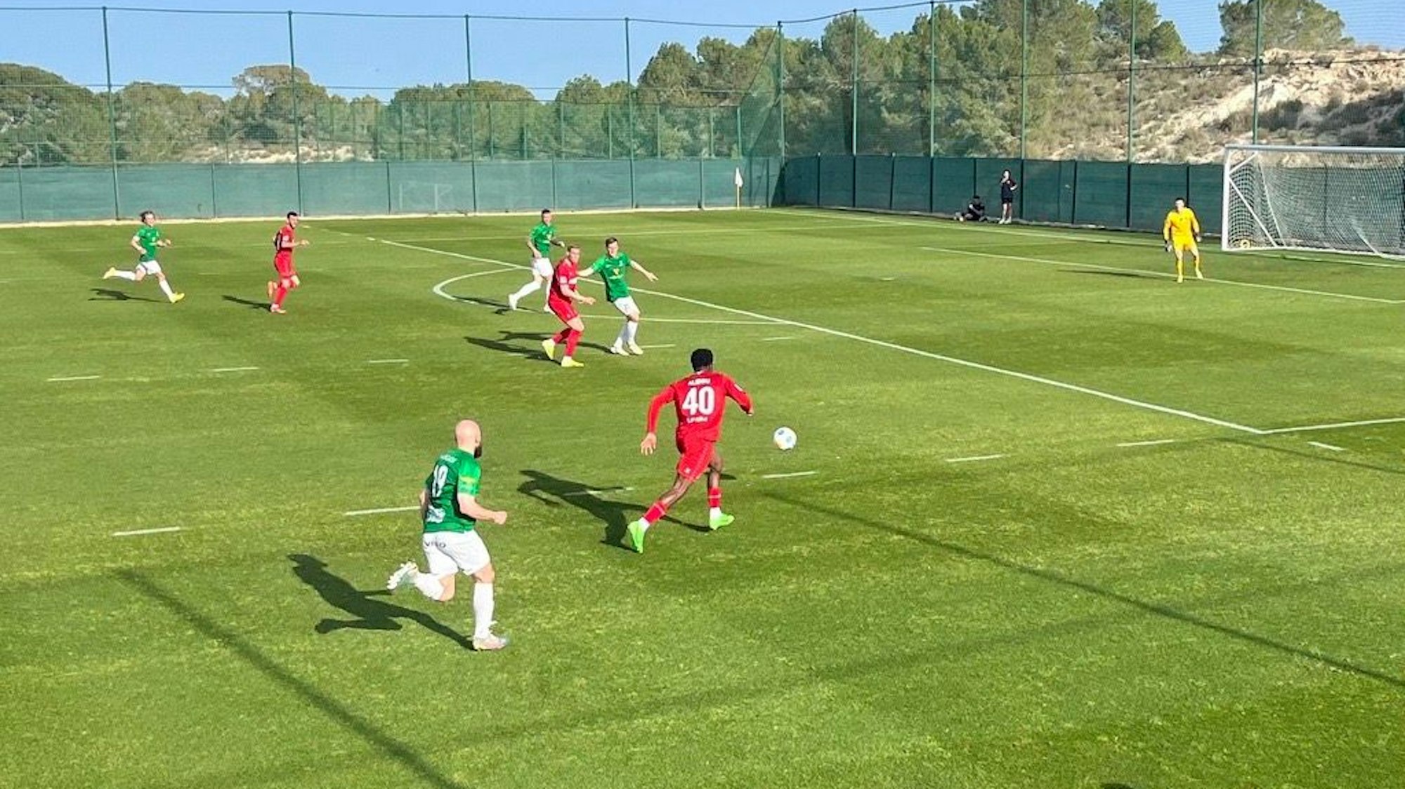 Faride Alidou im Testspiel gegen Breidablik am Ball.