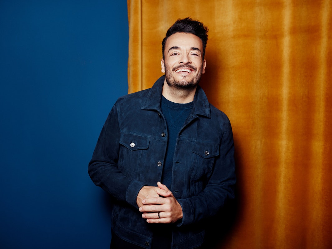 Giovanni Zarrella lehnt an einer Wand.