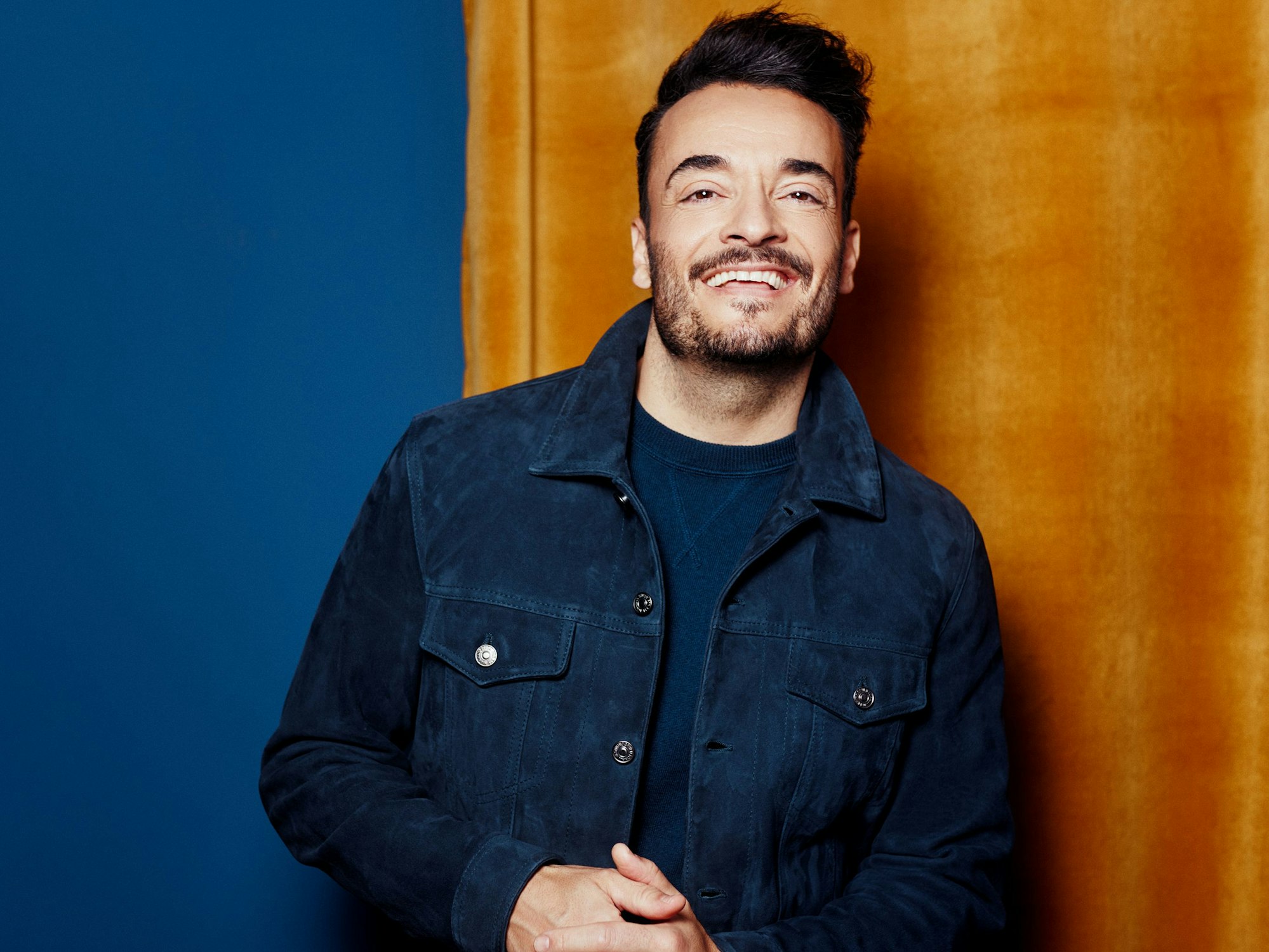 Giovanni Zarrella lehnt an einer Wand.