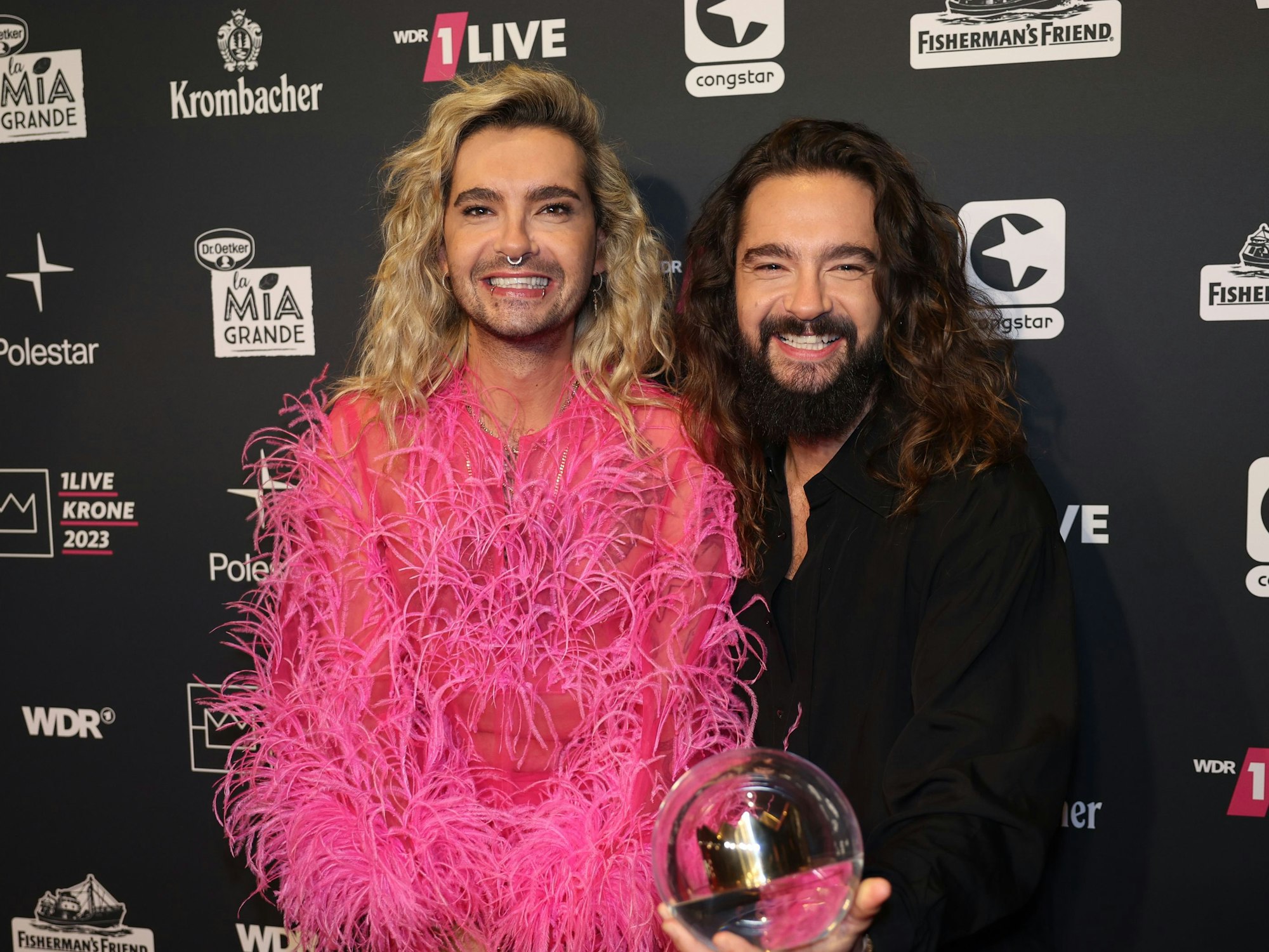 Tom und Bill Kaulitz von der Band Tokio Hotel stehen mit ihrem Preis „Beste Unterhaltung“ nach der Preisverleihung „1Live Krone“ im Lokschuppen Bielefeld.