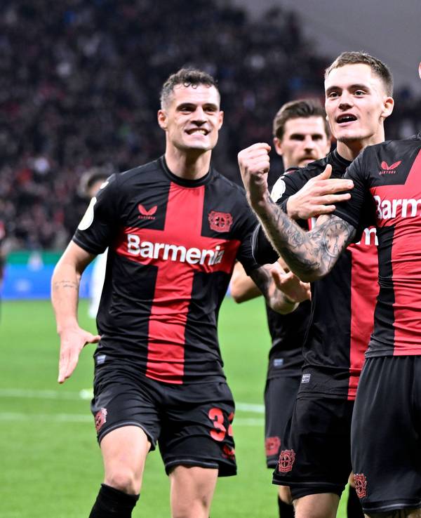 Die Leverkusen-Spieler Granit Xhaka, Jonas Hofmann, Florian Wirtz, Robert Andrich und Patrik Schick (von links) jubeln über ein Tor.