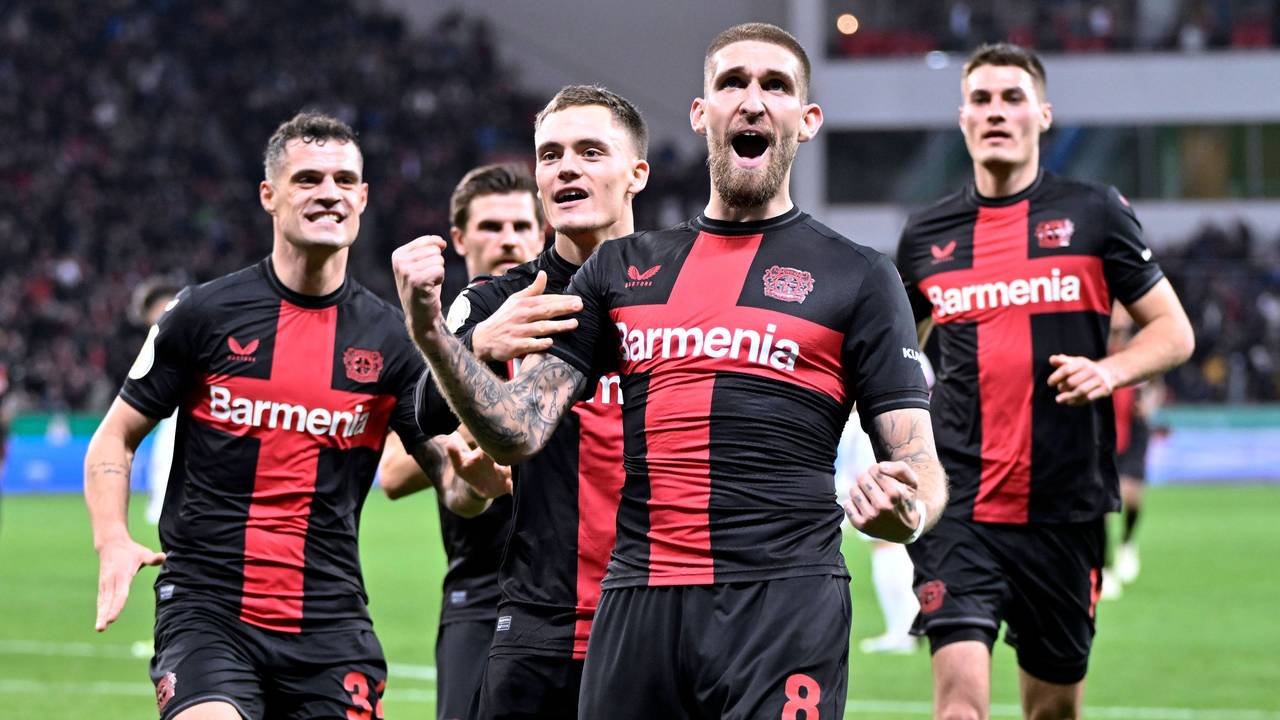Die Leverkusen-Spieler Granit Xhaka, Jonas Hofmann, Florian Wirtz, Robert Andrich und Patrik Schick (von links) jubeln über ein Tor.