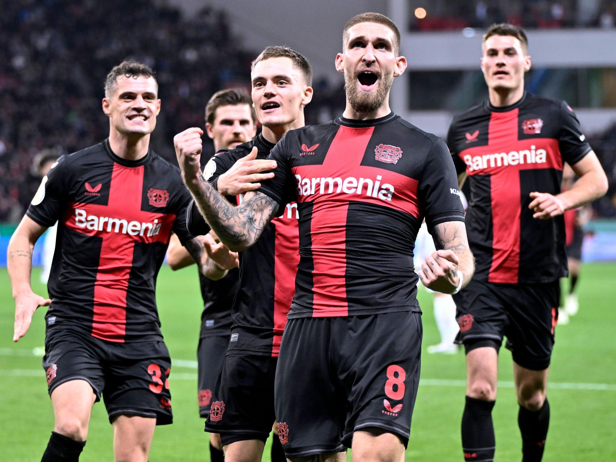 Die Leverkusen-Spieler Granit Xhaka, Jonas Hofmann, Florian Wirtz, Robert Andrich und Patrik Schick (von links) jubeln über ein Tor.