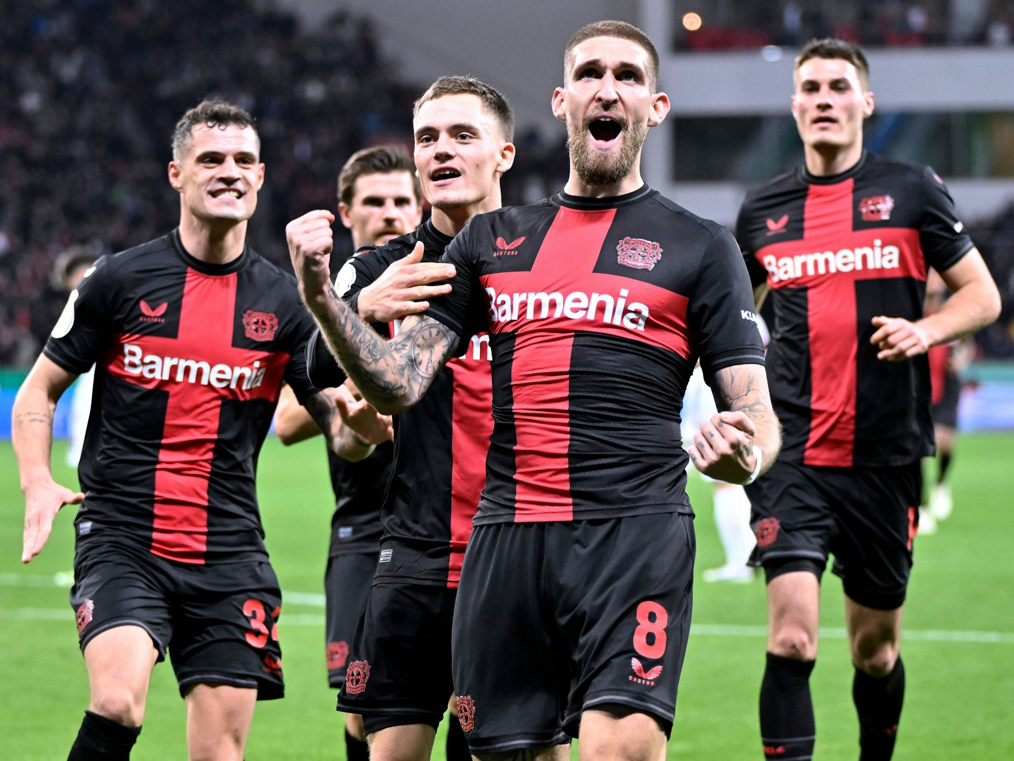 Die Leverkusen-Spieler Granit Xhaka, Jonas Hofmann, Florian Wirtz, Robert Andrich und Patrik Schick (von links) jubeln über ein Tor.