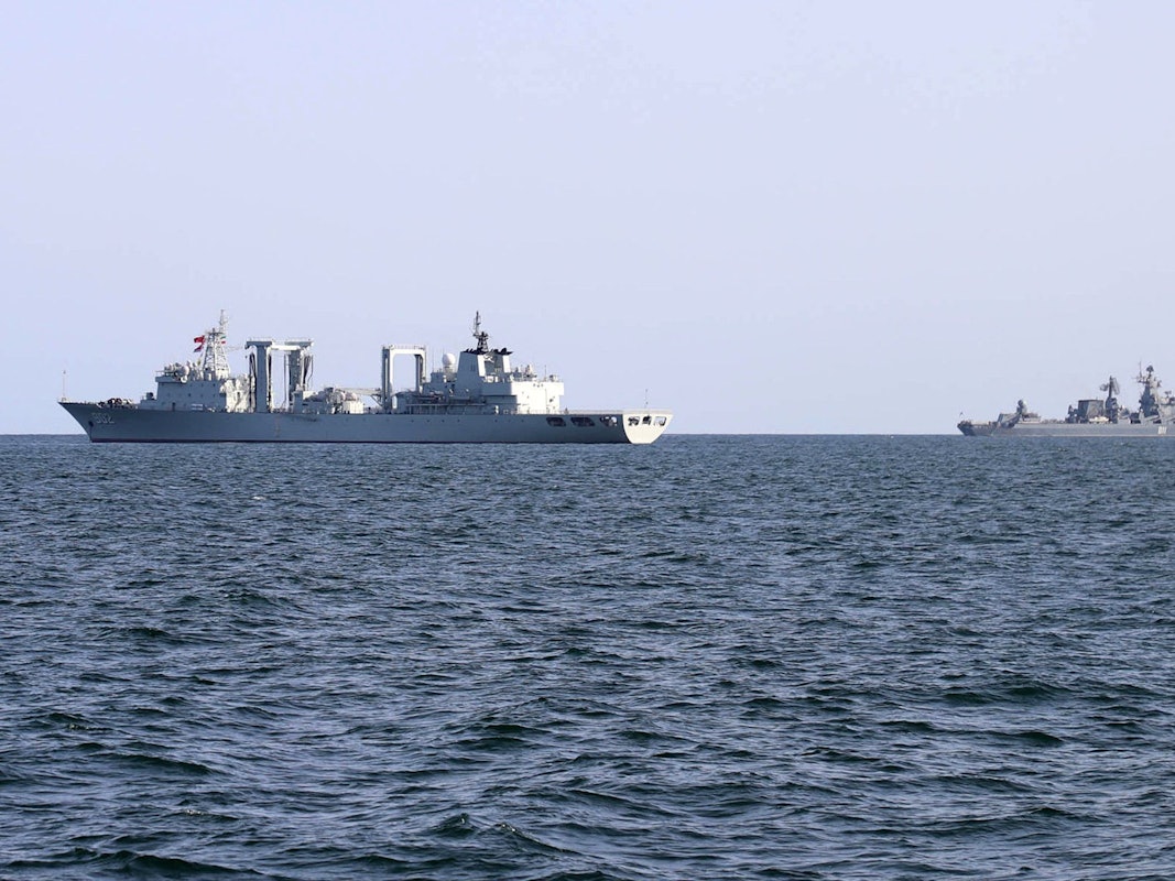 Chinesisches Nachschubschiff (902) vom Typ 903A der Volksbefreiungsarmee (PLAN), hier Mitte März im Golf von Oman bei einer Gefechtsübung: Taiwan meldet eine Rekordzahl chinesischer Kampfjets, vor der Küste wurden mehrere Marineschiffe entdeckt.