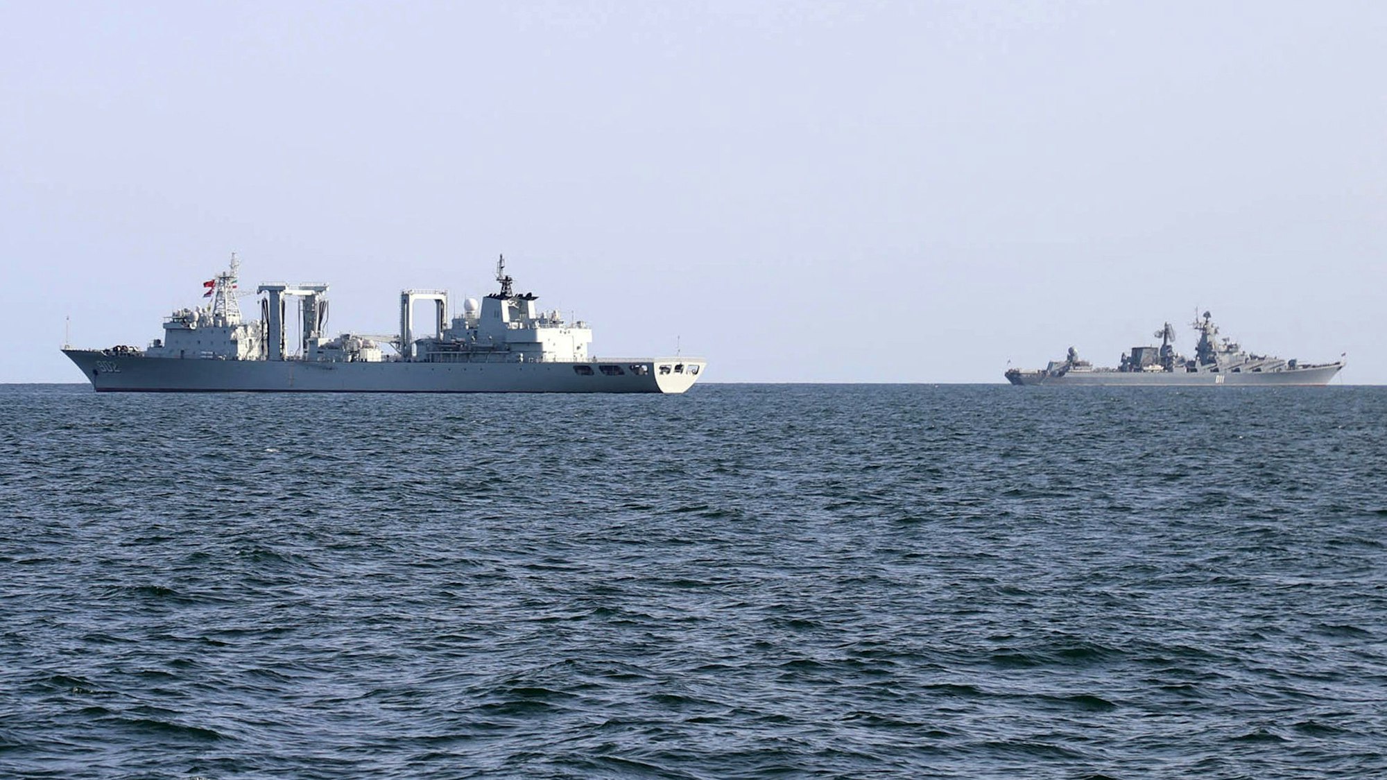 Chinesisches Nachschubschiff (902) vom Typ 903A der Volksbefreiungsarmee (PLAN), hier Mitte März im Golf von Oman bei einer Gefechtsübung: Taiwan meldet eine Rekordzahl chinesischer Kampfjets, vor der Küste wurden mehrere Marineschiffe entdeckt.