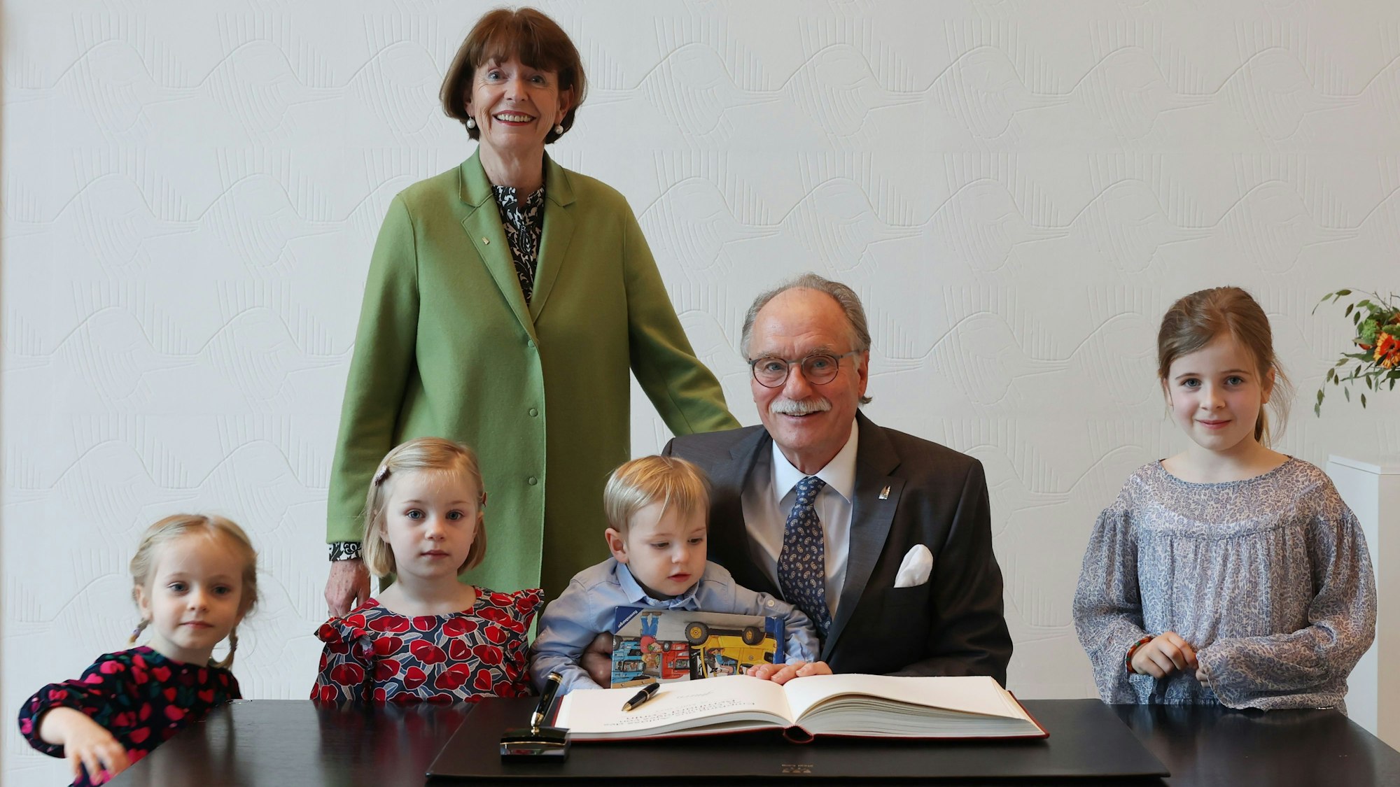 Bernhard Conin feiert seinen 70. Geburtstag, Oberbürgermeisterin Henriette Reker gratuliert im Rathaus.
