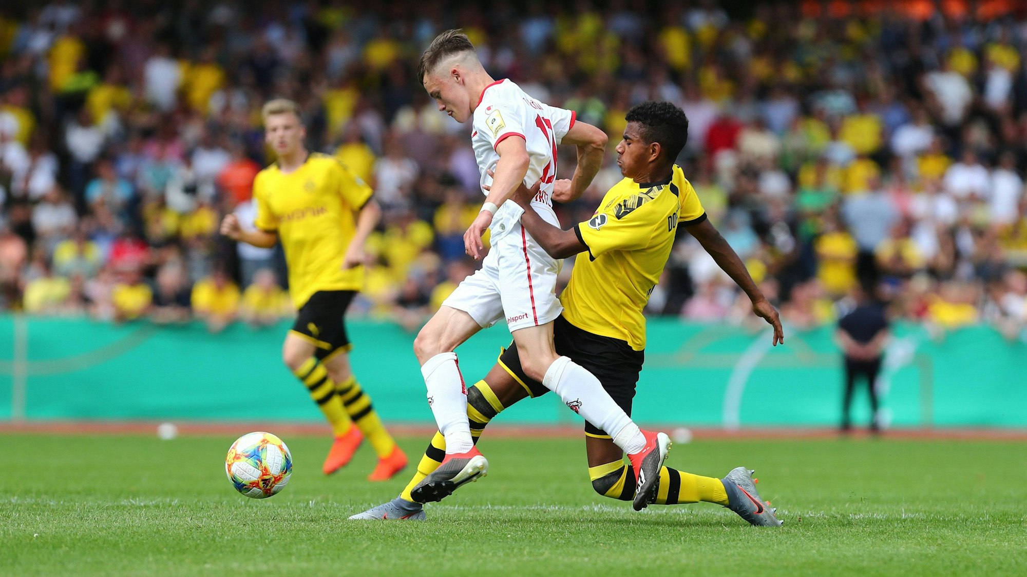 Florian Wirtz im Zweikampf mit Ansgar Knauff.