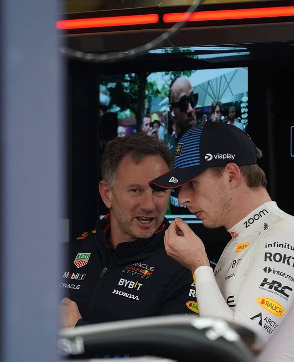 Red-Bull-Teamchef Christian Horner (l.) und Max Verstappen unterhalten sich.