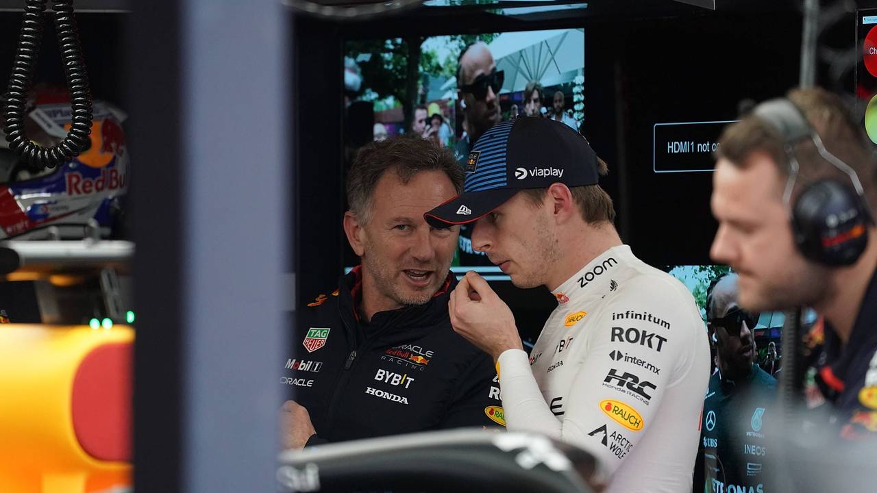 Red-Bull-Teamchef Christian Horner (l.) und Max Verstappen unterhalten sich.