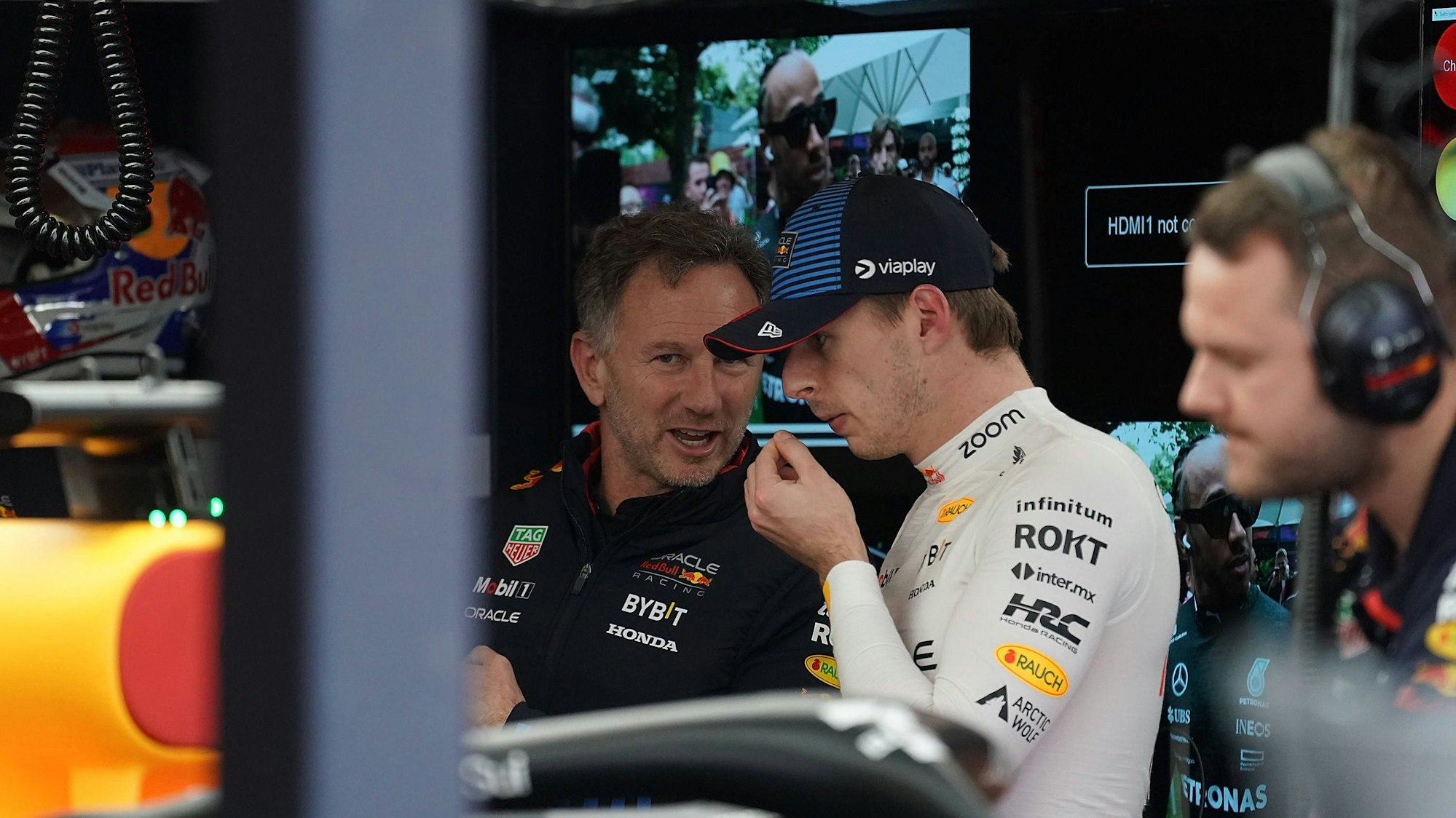 Red-Bull-Teamchef Christian Horner (l.) und Max Verstappen unterhalten sich.