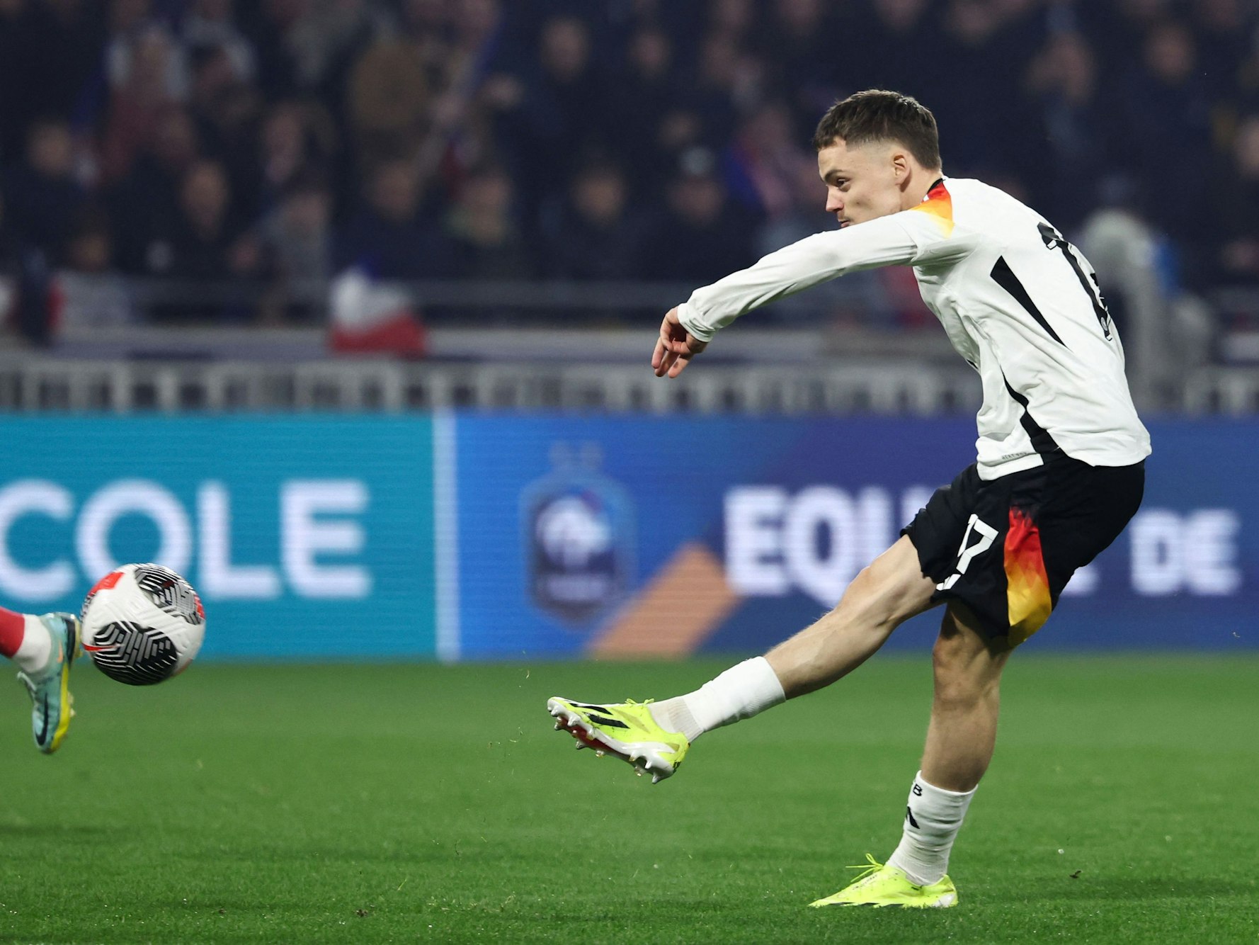 Deutschlands Florian Wirtz erzielt ein Tor.