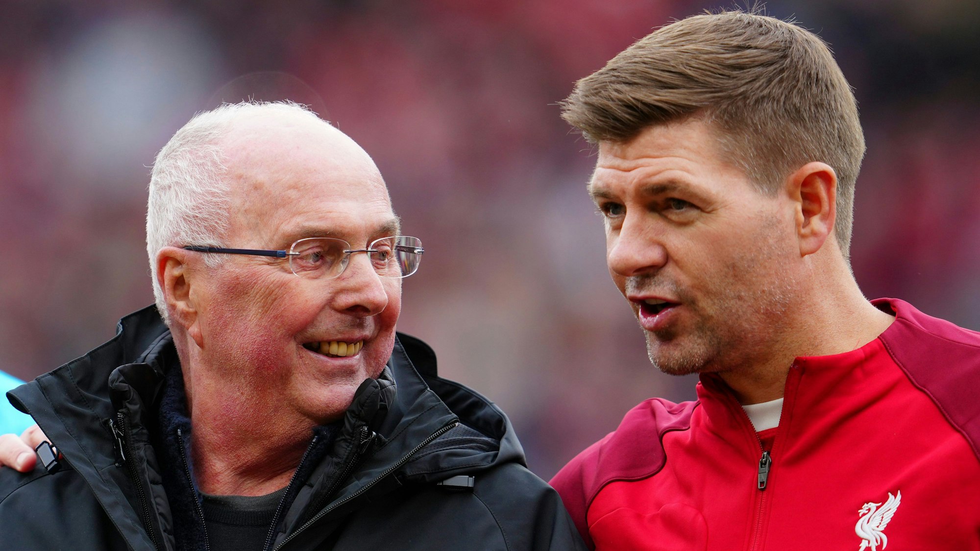 Sven-Göran Eriksson redet beim Legendenspiel des FC Liverpool mit Klub-Ikone Steven Gerrard.
