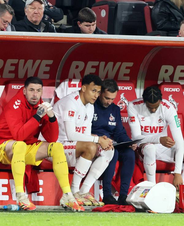 1. FC Köln gegen RB Leipzig: Blick auf die Auswechselbank der Kölner.