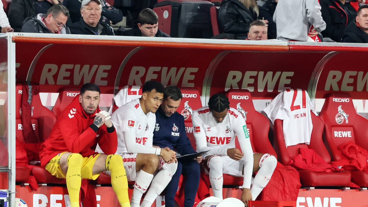 1. FC Köln gegen RB Leipzig: Blick auf die Auswechselbank der Kölner.