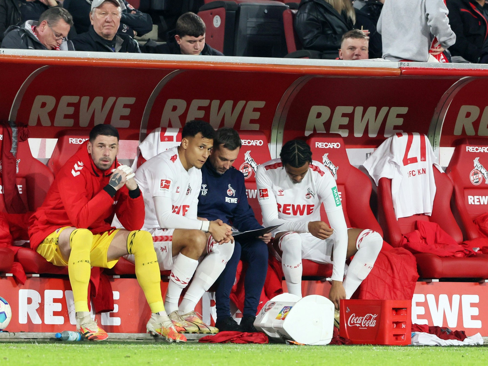 1. FC Köln gegen RB Leipzig: Blick auf die Auswechselbank der Kölner.