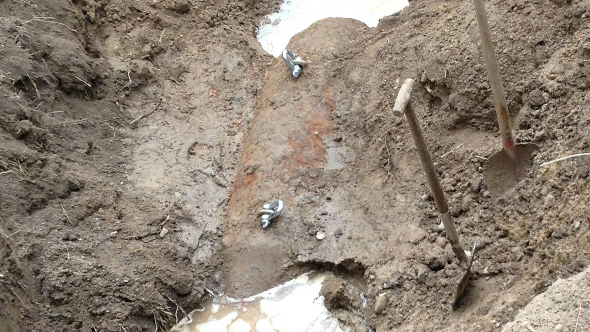 Das Foto zeigt einen Blindgänger aus dem Zweiten Weltkrieg im Boden.