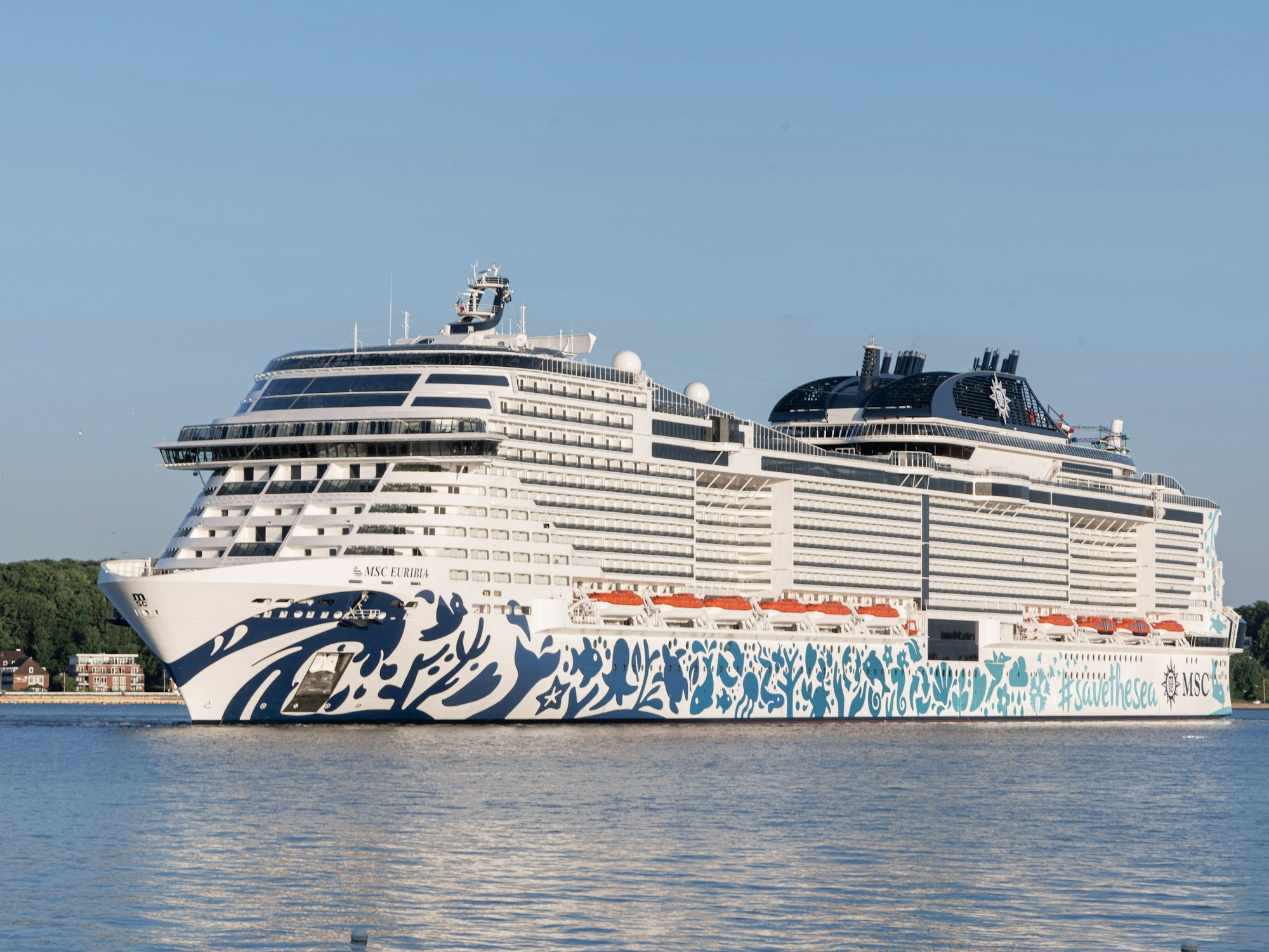 Das LNG betriebene Kreuzfahrtschiff „MSC Euribia“ läuft zum ersten Mal im Kieler Hafen ein, hier im Juni 2023.