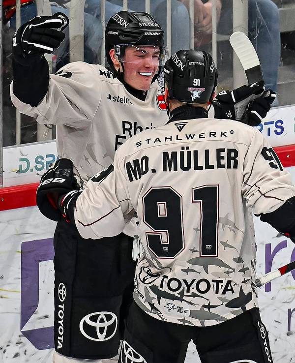 Justin Schütz und Moritz Müller beim Torjubel im Spiel der Kölner Haie gegen die Düsseldorfer EG.