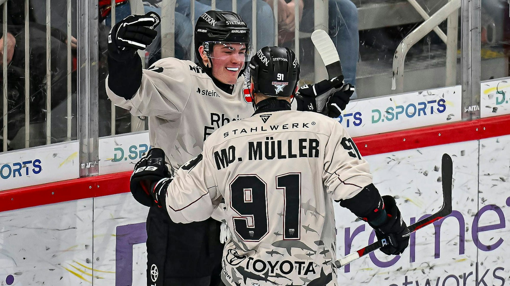 Justin Schütz und Moritz Müller beim Torjubel im Spiel der Kölner Haie gegen die Düsseldorfer EG.